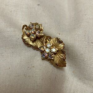 vintage leaf screw back earrings